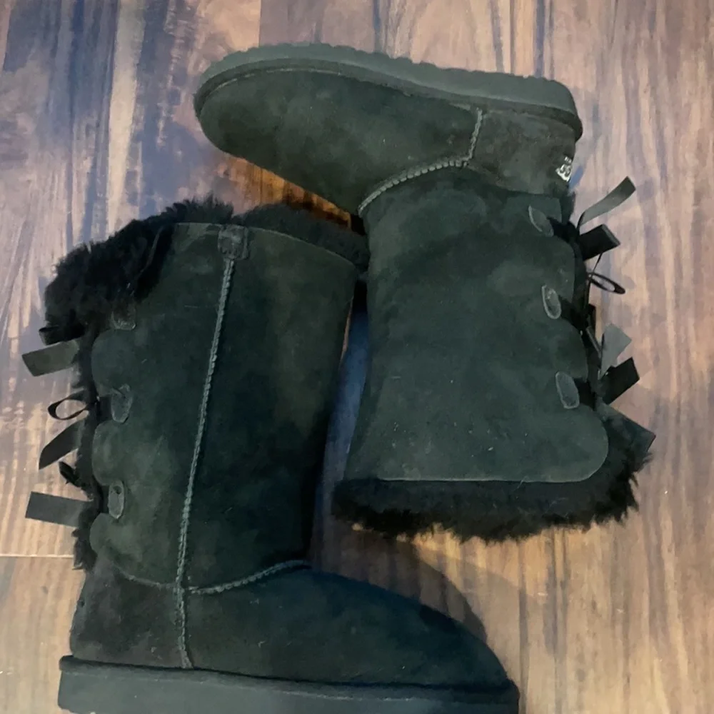 UGG Bailey Bow Black Sheepskin women's Boots Size 4